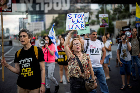 People take part in a protest demanding the immediate release of hostages kidnapped during the deadly October 7 attack, amid the ongoing conflict in Gaza between Israel and Hamas, in Tel Aviv, Israel June 10, 2024. REUTERS/Marko Djurica ORG XMIT: LIVE