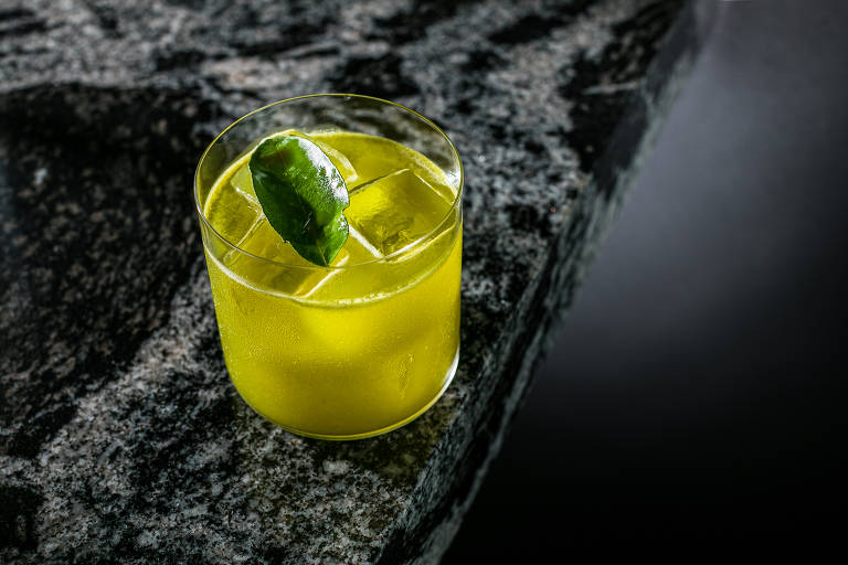 Drink Su com cumaru (verde com folha) e Haiboru do Shiro Japanese cocktail bar