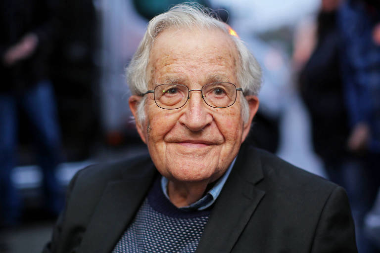 Chomsky em entrevista coletiva depois de visitar Lula, na época em que o político estava preso em Curitiba