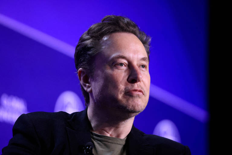 Elon Musk com expressão pensativa é capturado por foto, com um fundo azul que destaca sua presença