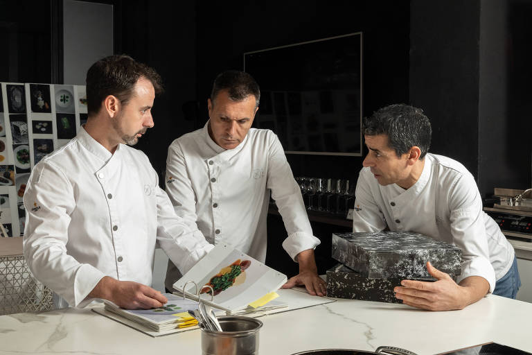 Eduard Xatruch (à esquerda), Oriol Castro (ao centro) e Mateu Casanas (à direita), trio que comanda o Disfrutar, restaurante de Barcelona eleito o melhor do mundo em 2024 pelo 50 Best