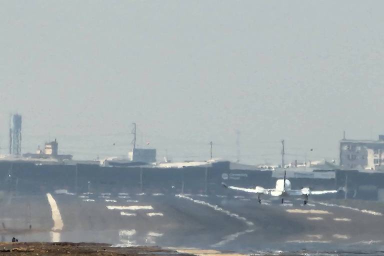 Vista  de trásde avião branco na pista de decolagem