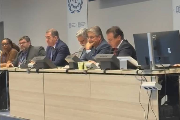 Gedeão Pereira, com a mão no queixo, durante fala do ministro Luiz Marinho (Trabalho), ao seu lado