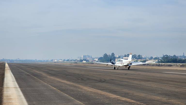 Veja imagens dos primeiros aviões que decolaram do aeroporto de Porto Alegre após inundação