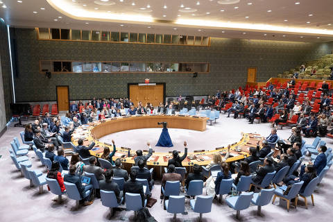 (240610) -- NACIONES UNIDAS, 10 junio, 2024 (Xinhua) -- Representantes votan sobre un proyecto de resolución durante una reunión del Consejo de Seguridad de la ONU, en la sede de la ONU, en Nueva York, el 10 de junio de 2024. El Consejo de Seguridad de la ONU adoptó el lunes una resolución dirigida a alcanzar un acuerdo de cese al fuego integral en tres etapas para poner fin a la guerra en Gaza. (Xinhua/Eskinder Debebe/UN Photo) (rtg) (ah) (ce)