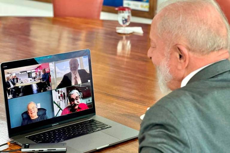 Lula na frente de uma tela de computador em videochamada