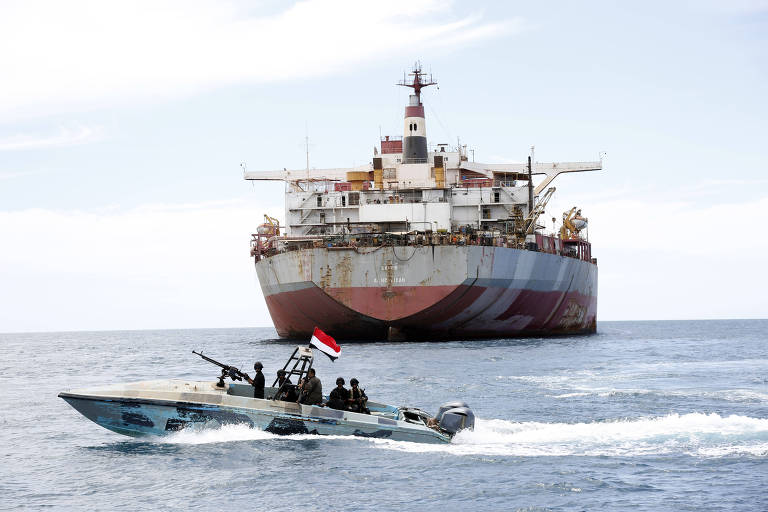 Barco da guarda costeira do Iêmen (em primeiro plano) próximo de outra embarcação na província de Hodeidah