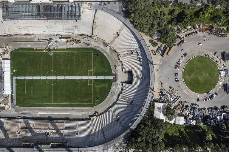 Vista aérea do estádio do Pacaembu em obras e da Praça Charles Miller