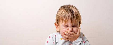Toddler child sneezing while drying with crayons. Baby with allergy or cold from daycare or kindergarten. Germs paediatric medicine. Credit Troyanphoto / AdobeStock DIREITOS RESERVADOS. NÃO PUBLICAR SEM AUTORIZAÇÃO DO DETENTOR DOS DIREITOS AUTORAIS E DE IMAGEM