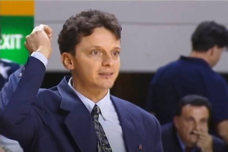 Miguel Ângelo da Luz, técnico do Brasil na Copa do Mundo feminina de basquete de 1994, gesticula à beira da quadra