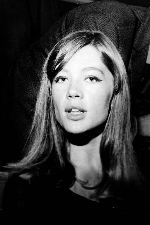 A cantora e compositora francesa Françoise Hardy ao conceder entrevista em São Paulo