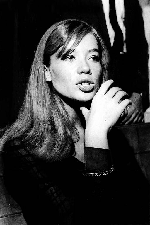 A cantora e compositora francesa Françoise Hardy ao conceder entrevista em São Paulo