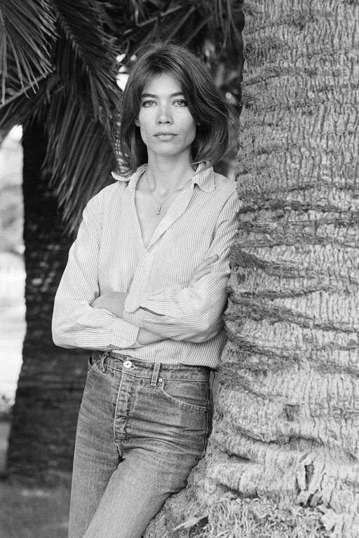 A cantora e compositora francesa Françoise Hardy em sua casa, em Calvi, em 1977