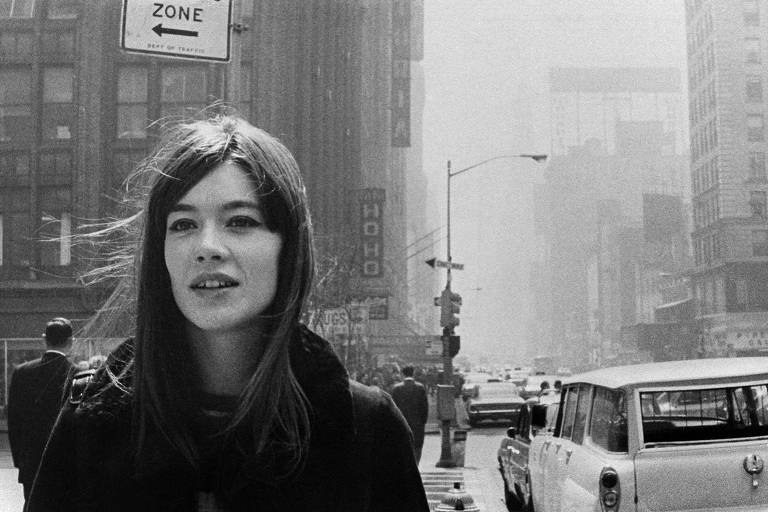 A cantora e compositora francesa Françoise Hardy nas ruas de Nova York, em 1965
