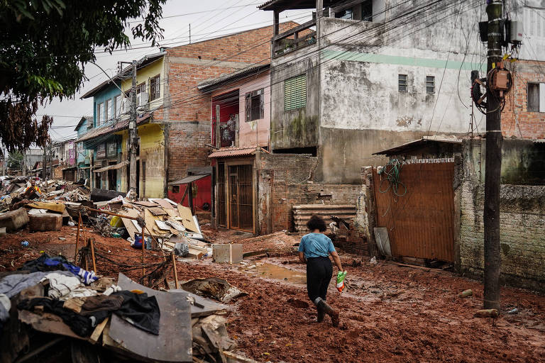Moradores do bairro Sarandi, na zona norte de Porto Alegre, enfrentam cenário de destruição e buscam a reconstrução depois da enchente