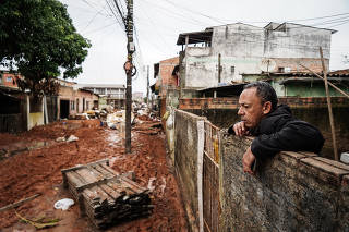 Cenário de destruição e reconstrução no bairro Sarandi, destruído pelas enchentes em Porto Alegre