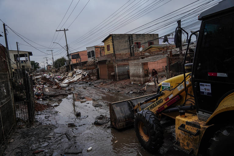 Máquinas da prefeitura trabalham na remoção de entulhos no bairro Sarandi, na zona norte de Porto Alegre, enfrentam cenário de destruição e buscam a reconstrução depois da enchente. Com o rompimento do dique, as ruas e as casas viraram restos de lama e entulhos