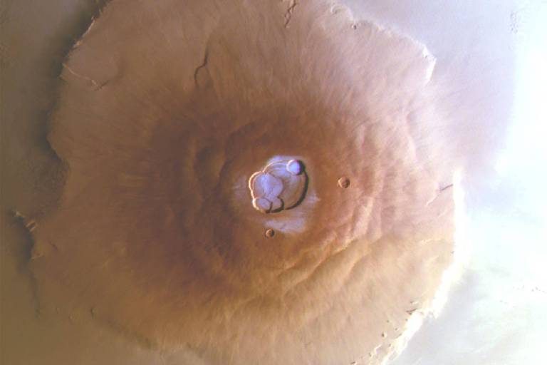 Vulcões em Marte têm camadas de gelo no cume, pista importante para futuras missões