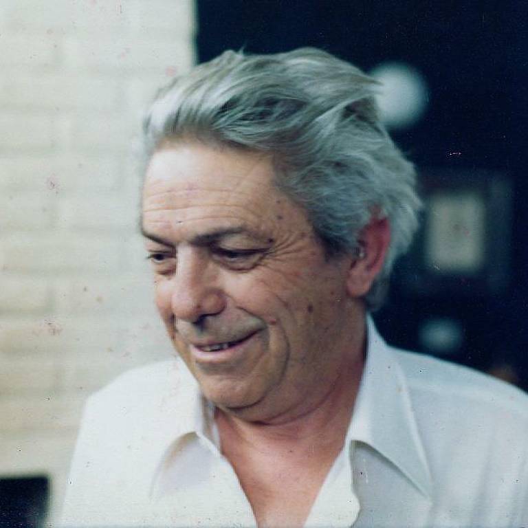 O arquiteto Vilanova Artigas em sua casa, nos anos 1980