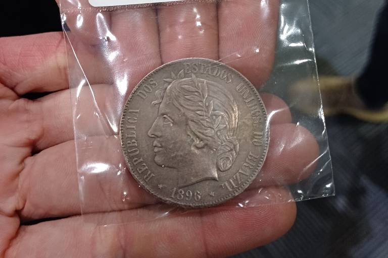 Patacão de 1896, com inscrições de "Republica dos Estados Unidos do Brazil".