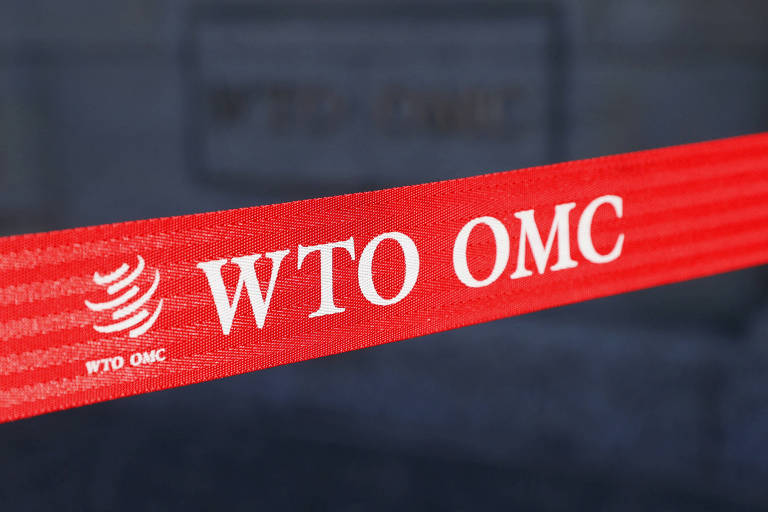 Uma fita vermelha com o logotipo da Organização Mundial do Comércio.
