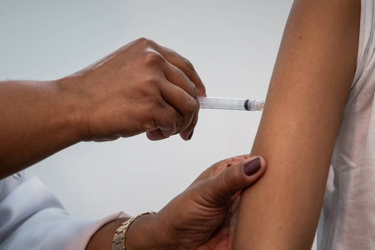 Vacina é aplicada em um braço