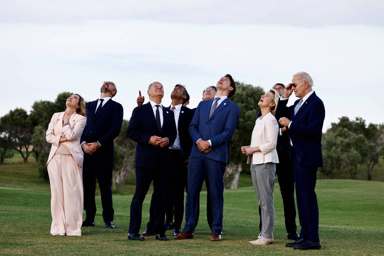 Líderes do G7 olham para cima antes de tirar foto conjunta em Savelletri, na Itália