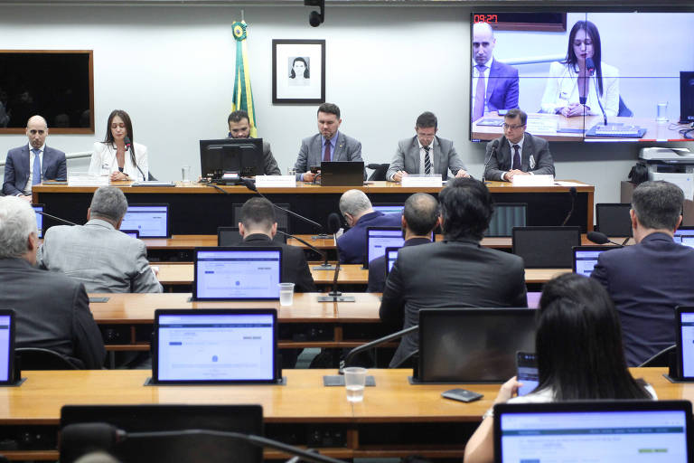 Imagem dos parlamentares e participantes da reunião