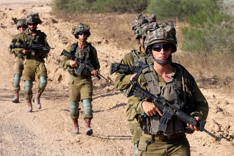 Soldados de Israel fazem patrulha em estradinha na faixa de Gaza