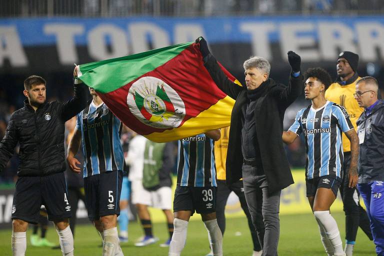 Renato Gaúcho exibe a bandeira do Rio Grande do Sul durante partida do Grêmio na Libertadores