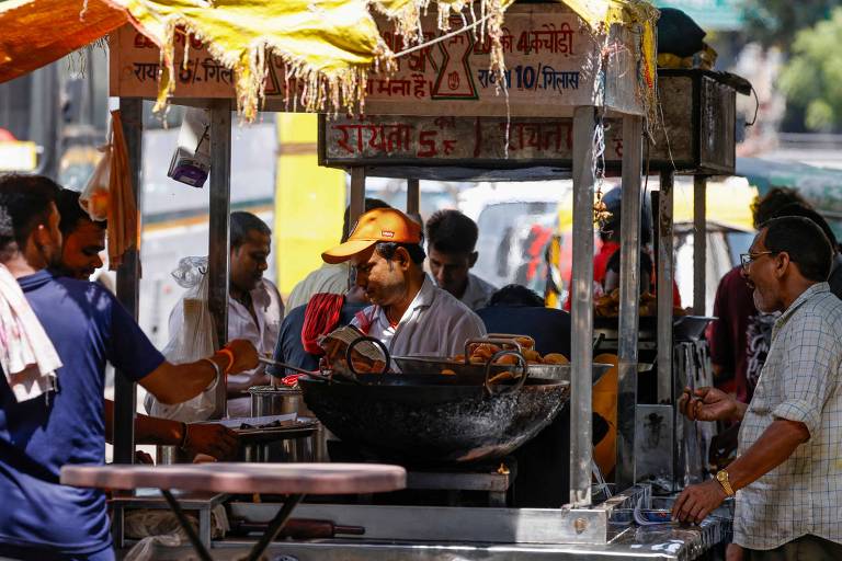 Barraca vende comida na rua em Nova Delhi, capital da Índia