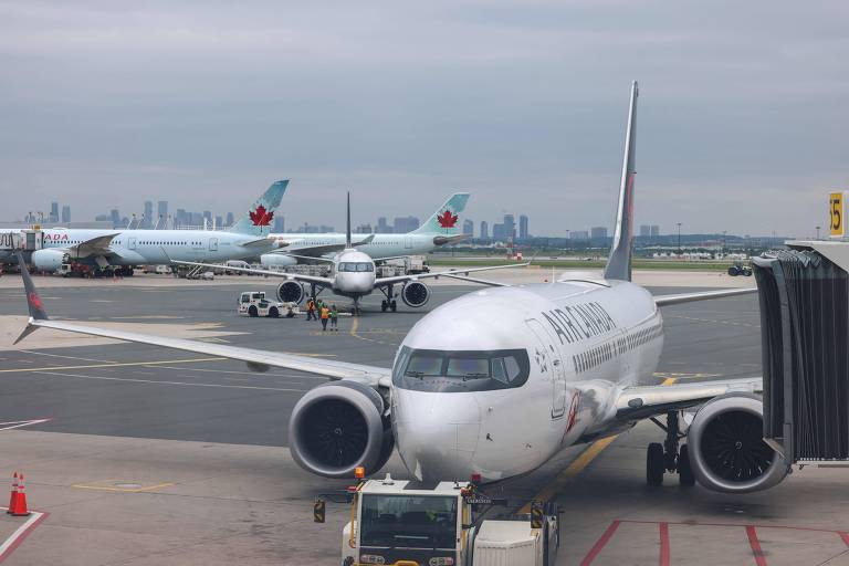Aviões em aeroporto de Toronto, no Canadá