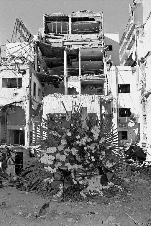 Arranjo de flores é posto em frente a escombros de sede da Associação Mutual Israelita Argentina (Amia), em Buenos Aires, alvo de atentado terrorista