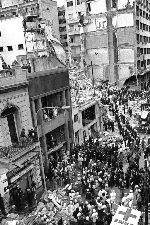 Bombeiros procuram feridos entre escombros de sede da Associação Mutual Israelita Argentina (Amia), em Buenos Aires, após explosão de bomba no local