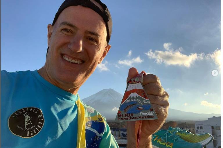 Tadeu Guglielmi, o 'maraturista', após completar prova no monte Fuji