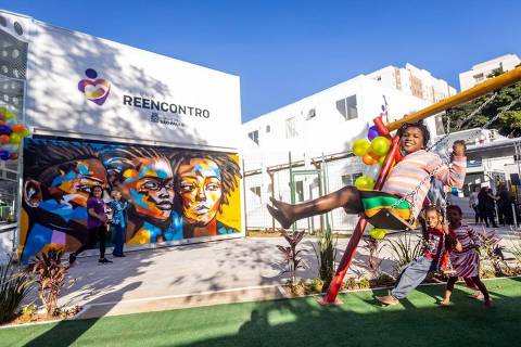 Crianças brincam no playground da Vila Reencontro Canindé, inaugurada nesta sexta (14) 
