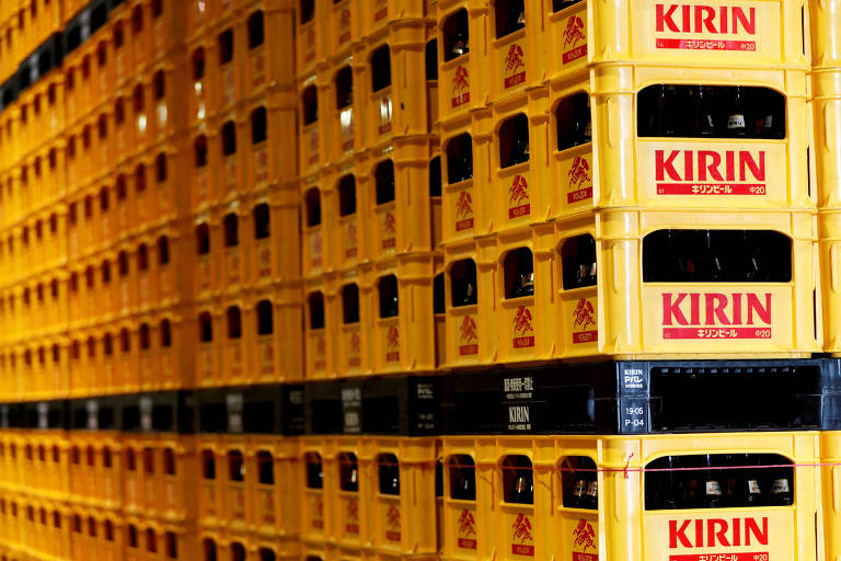 Engradados da marca de cerveja japonesa Kirin em fábrica de Yokohama