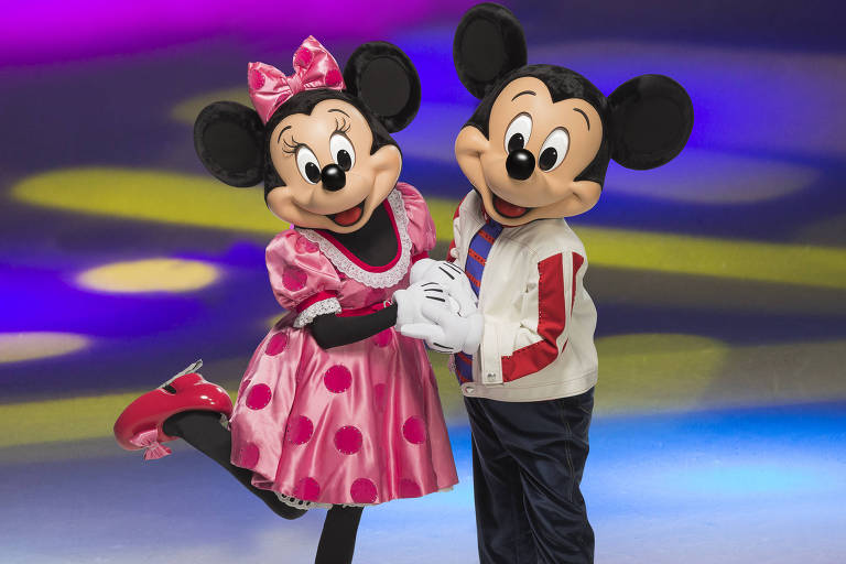 Mickey e Minnie Mouse de mãos dadas e roupas coloridas