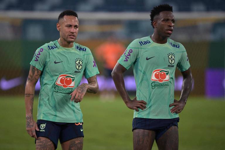 Os atacantes brasileiros Neymar (L) e Vinicius Jr participam de treino no estádio Arena Pantanal, em Cuiabá, Brasil, no dia 10 de outubro de 2023, antes dos jogos das eliminatórias da Copa do Mundo da FIFA 2026 contra Venezuela e Uruguai