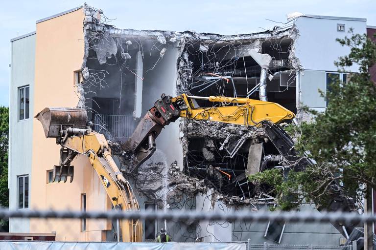 Equipes participam da demolição do prédio onde funcionou a escola Marjory Stoneman Douglas, em Parkland, na Flórida, alvo de ataque de um ex-estudante que deixou 17 mortos
