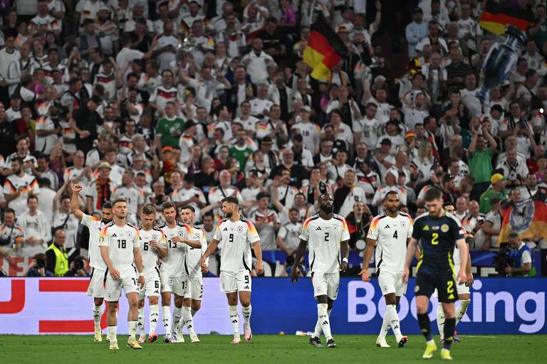 Jogadores da Alemanha comemoram gol em partida contra a Escócia na abertura da Euro