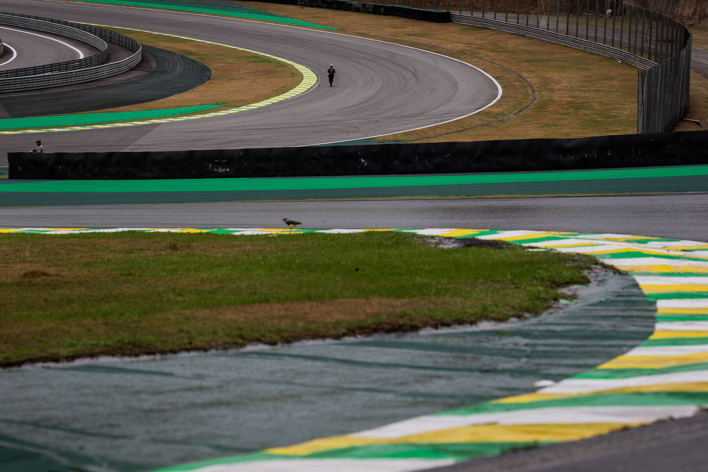 Criança de 9 anos sofre acidente durante treino de corrida de moto em Interlagos