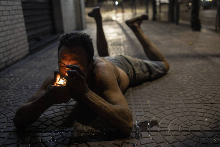 Um usuário fuma crack na esquina da rua da Consolação com a Alameda Santos, na região central de São Paulo