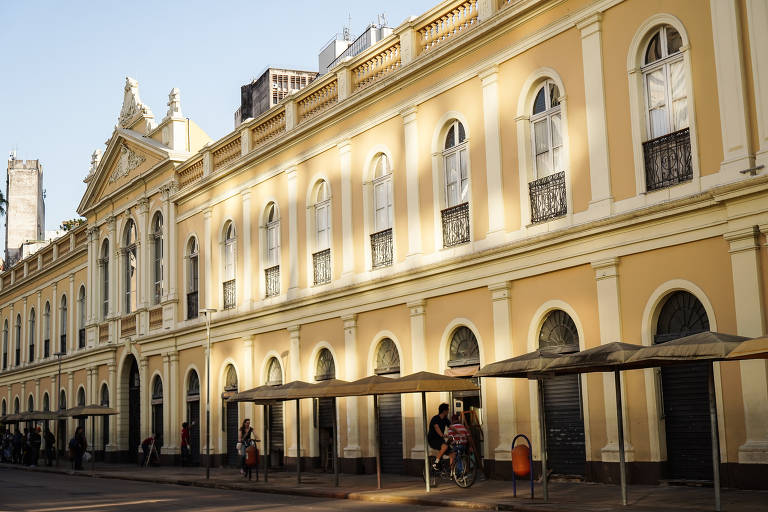 Fachada do Mercado Público de Porto Alegre, um prédio de arquitetura antiga inaugurado em 1869