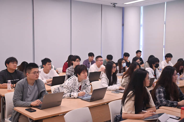 Estudantes em sala de aula da Universidade Wenzhou-Ken, em Wenzhou, na China