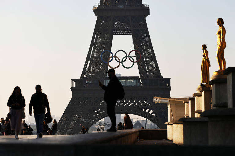 A torre Eiffel já está devidamente enfeitada com os anéis olímpicos