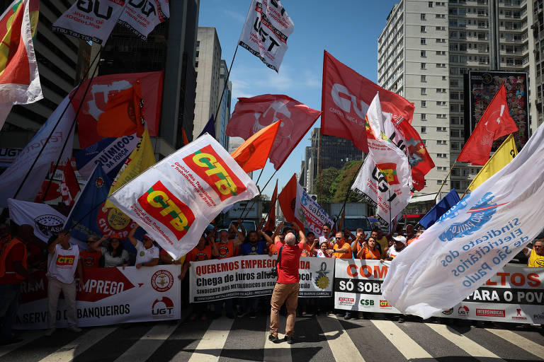 Centrais sindicais durante ato contra a taxa de juros em frente ao prédio do Banco Central na avenida Paulista