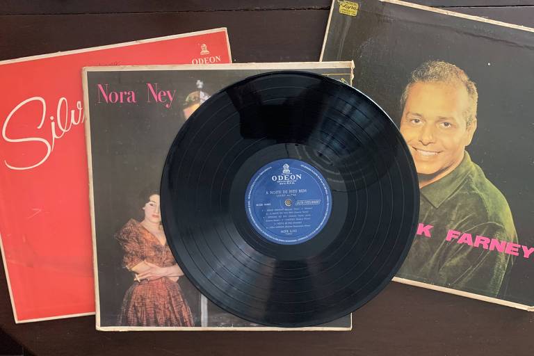 Discos originais de Sylvia Telles, Nora Ney, Lucio Alves e Dick Farney cantando sambas-canção 