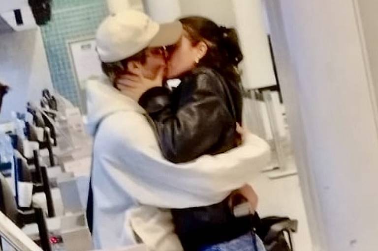 Bruna Marquezine e João Guilherme se beijam em público pela primeira vez em saguão de aeroporto
