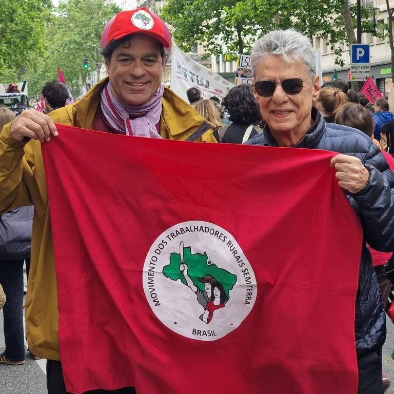 Raí e Chico Buarque seguram bandeira do MST durante manifestação em Paris